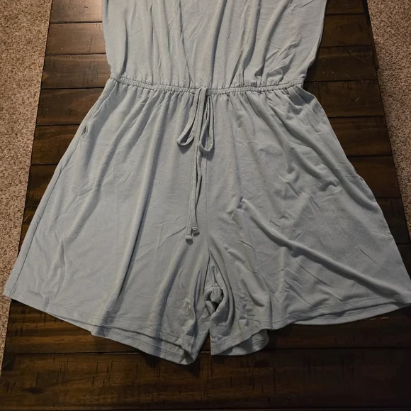 Zenana NWOT Romper Light Blue with pockets - Picture 5 of 7